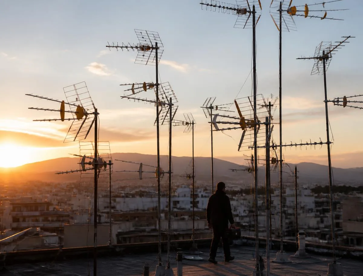 Azotea con decenas de antenas de televisión sobre Sabadell al atardecer