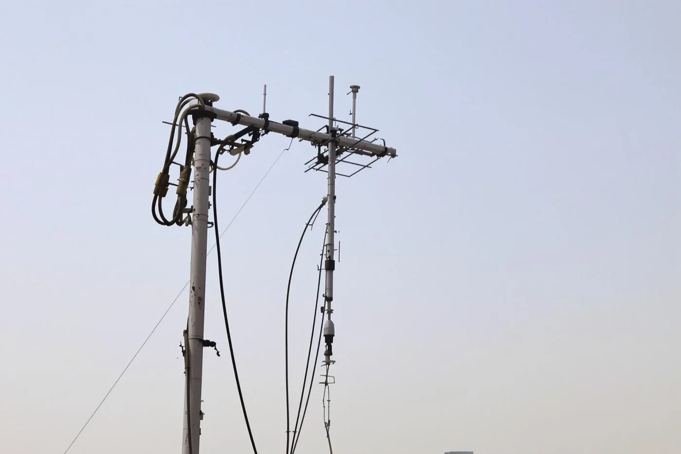 Mástil de antena de TV en la cubierta de un edificio de Barcelona